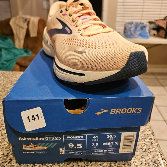Brooks Womens tennis shoes 9.5 - Picture 4 of 5